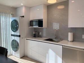 Kjøleskap, mikrobølgeovn, ovn og kokeplater