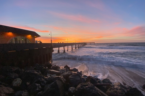Una spiaggia nelle vicinanze, lettini da mare