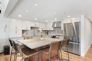 Fridge, microwave, oven, stovetop - Direct Ski-in/Ski-out Stonebridge Condo 2 Bedroom Den 3 Bath Premier Rated Unit (Snowmass Village)