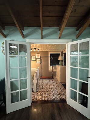 2 habitaciones, escritorio, tabla de planchar con plancha y internet