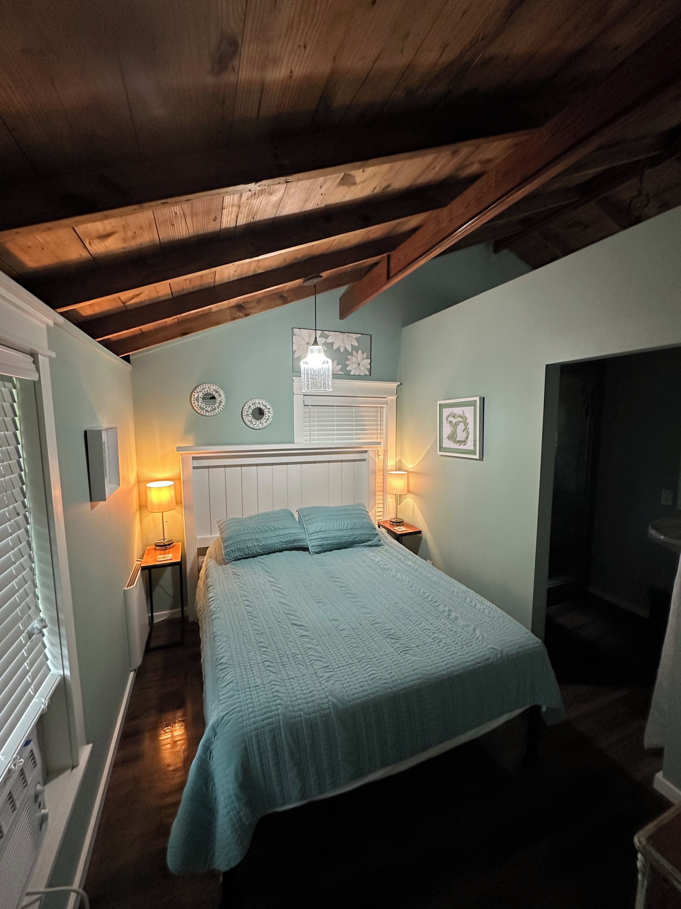 2 makuuhuonetta, työpöytä, silitysrauta/-lauta, internet