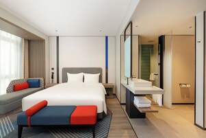 Cubrecamas, escritorio y espacio para trabajar con laptop 