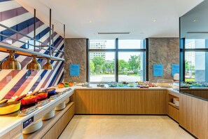 Free daily buffet breakfast - Holiday Inn Express Haimen City Center by IHG (Nantong)