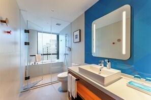 Suite, 1 Schlafzimmer | Badezimmer | Dusche, Designer-Toilettenartikel, Haartrockner, Hausschuhe