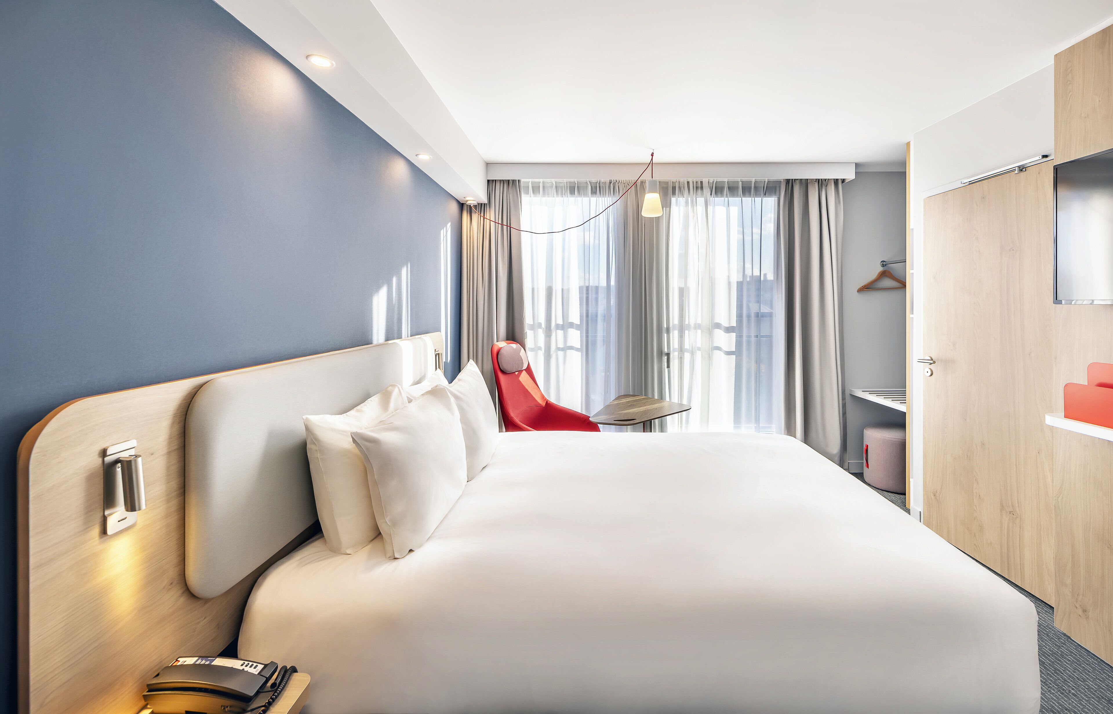 Select Comfort-bedden, een laptopwerkplek, verduisterende gordijnen