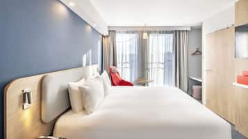 Select Comfort-bedden, een laptopwerkplek, verduisterende gordijnen