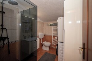 Douche, sèche-cheveux, serviettes fournies