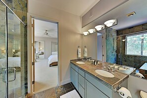 Shower, hair dryer, towels - Wine Country Escape | Pool | Spa | Bocce | Dog OK (Glen Ellen)