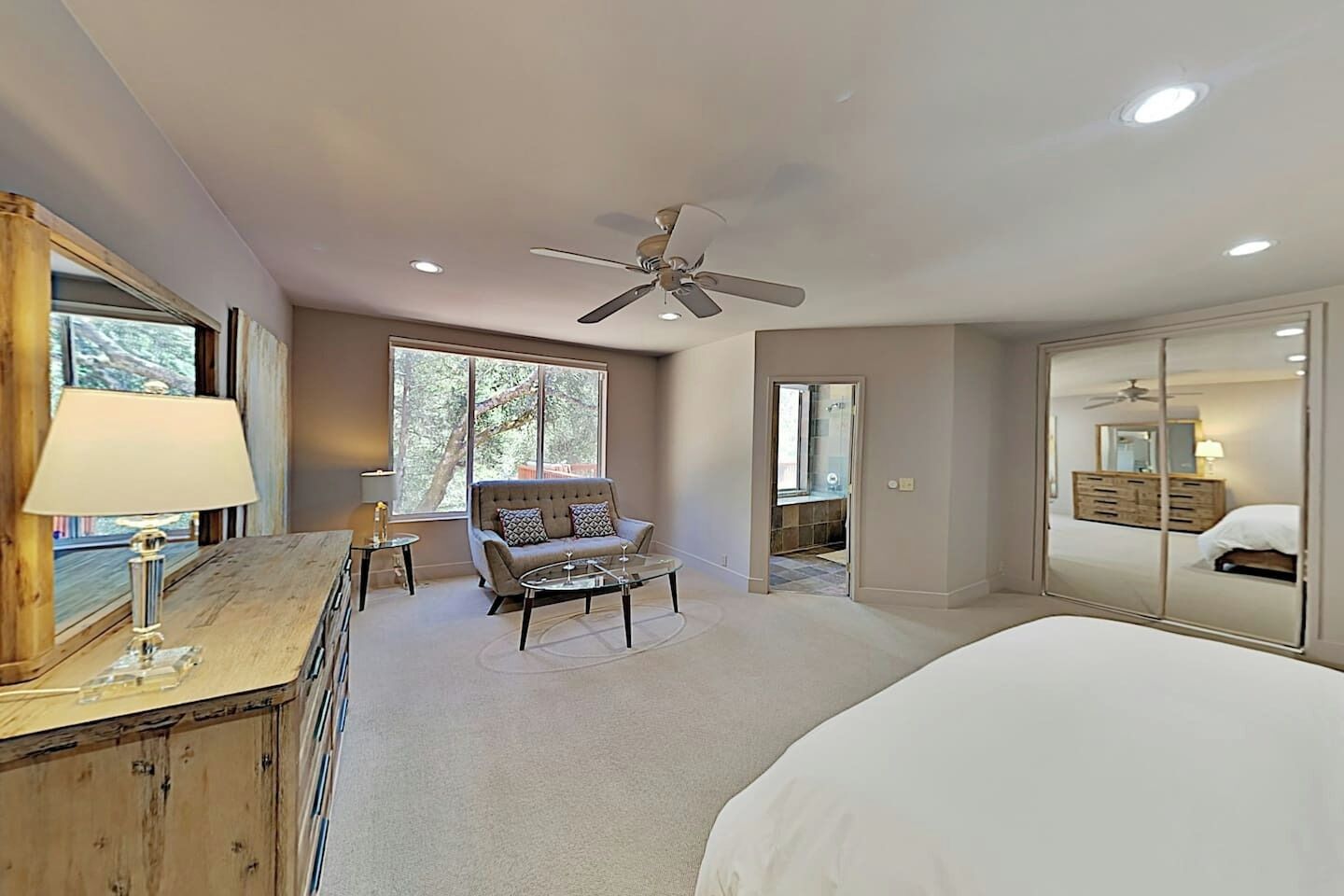 3 bedrooms, desk, iron/ironing board, free WiFi