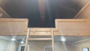 3 bedrooms, internet, bed sheets