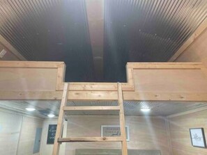 3 bedrooms, internet, bed sheets - Hogan's Hideout Garage Apartment, cozy, private Cabin  (Eminence)