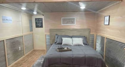 Hogan's Hideout Garage Apartment, cozy, private Cabin