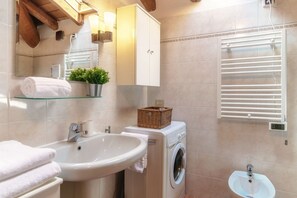 Shower, hair dryer, bidet, shampoo - Loft Venere - MyHomeinComo (Como)