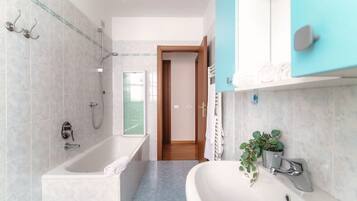 Dusche, Haartrockner, Bidet