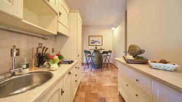 Jääkaappi, mikroaaltouuni, uuni, liesi