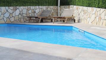 Lämmitetty uima-allas