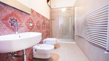 Douche, sèche-cheveux, bidet, serviettes fournies