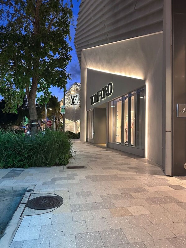 Exterior detail - Hot Tub Fire Pit Miami Cruise Port Design District (Miami)