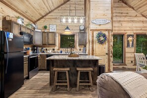Fridge, microwave, oven, stovetop - Mystic Moon · 🌙 Dreamy Honeymoon Cabin: Egg Chair & Daybed Swing 🌙 (Broken Bow)