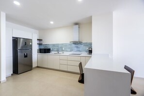 Kühlschrank, Mikrowelle, Herdplatte, Esstisch