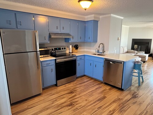 Fenwick Island, 1 block to beach, 2 BR condo, Sleeps 6, 2 parking spots