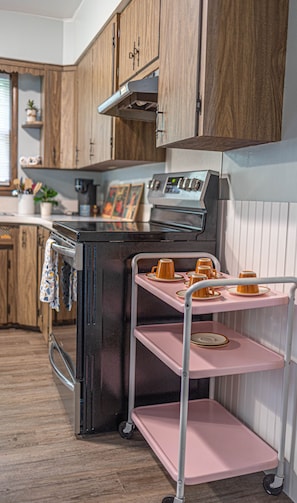 Private kitchen - Beautiful Farmhouse on Lake Michigan - Sprawling Property - Private Beach & Fire (Muskegon)