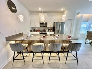 冷蔵庫、電子レンジ、オーブン、コンロ