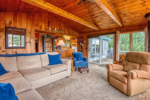Smart TV, DVD player, books, stereo - Eagles Cove with kayaks, paddle boat, fire pit, pet friendly (Rangeley)