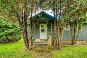 Exterior detail - Eagles Cove with kayaks, paddle boat, fire pit, pet friendly (Rangeley)