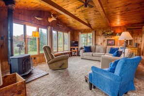 Smart TV, DVD player, books, stereo - Eagles Cove with kayaks, paddle boat, fire pit, pet friendly (Rangeley)