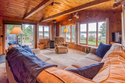 Eagles Cove with kayaks, paddle boat, fire pit, pet friendly