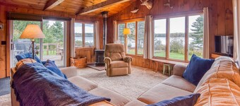 Eagles Cove with kayaks, paddle boat, fire pit, pet friendly