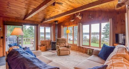 Eagles Cove with kayaks, paddle boat, fire pit, pet friendly