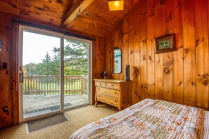2 bedrooms, free WiFi, bed sheets - Eagles Cove with kayaks, paddle boat, fire pit, pet friendly (Rangeley)