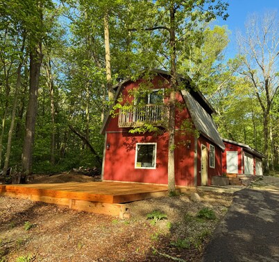 Cozy cabin retreat in NW Lake Leech area 