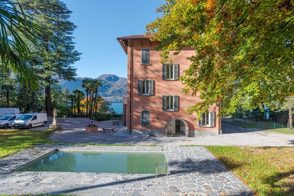 Exterior - Splendid 90 sqm apartment located on the first floor of a period building in Art Nouveau style, completely renovated and WITHOUT a lift (two flights of stairs to access it). The apartment with terrace boasts a wonderful view of Lake Lecco and is immersed (Lierna)
