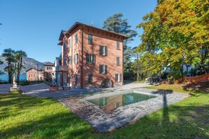 A heated pool - GuestHost - Splendid 90 sqm apartment located on the first floor of a period building in Art Nouveau style, completely renovated and WITHOUT a lift (two flights of stairs to access it). The apartment with terrace boasts a wonderful view of Lake Lecco and (Lierna)