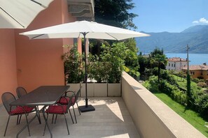 Outdoor dining - GuestHost - Splendid 90 sqm apartment located on the first floor of a period building in Art Nouveau style, completely renovated and WITHOUT a lift (two flights of stairs to access it). The apartment with terrace boasts a wonderful view of Lake Lecco and (Lierna)