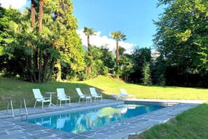 حمّام سباحة مُدفَّأ