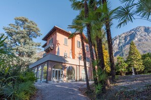 Exterior - Splendid 90 sqm apartment located on the first floor of a period building in Art Nouveau style, completely renovated and WITHOUT a lift (two flights of stairs to access it). The apartment with terrace boasts a wonderful view of Lake Lecco and is immersed (Lierna)