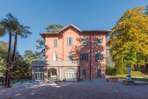 Exterior - GuestHost - Splendid 90 sqm apartment located on the first floor of a period building in Art Nouveau style, completely renovated and WITHOUT a lift (two flights of stairs to access it). The apartment with terrace boasts a wonderful view of Lake Lecco and (Lierna)