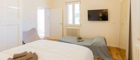 1 habitación, tabla de planchar con plancha, wifi y ropa de cama