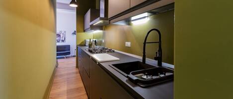 Kylskåp, mikrovågsugn, ugn och spishäll