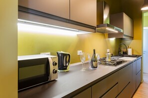 Kjøleskap, mikrobølgeovn, ovn og kokeplater