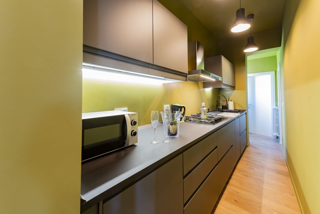 Réfrigérateur, four à micro-ondes, un four, surface de cuisson