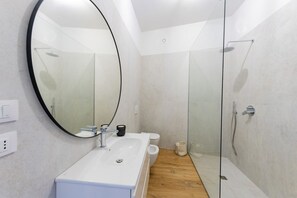 Douche, sĂšche-cheveux, bidet