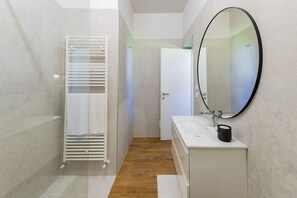 Dusj, hårføner og bidé