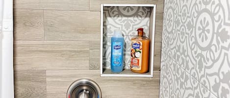 Douche, sĂšche-cheveux, serviettes fournies, savon