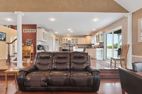 Interior. Smithville Lakehouse Country Living up to 15 guests!