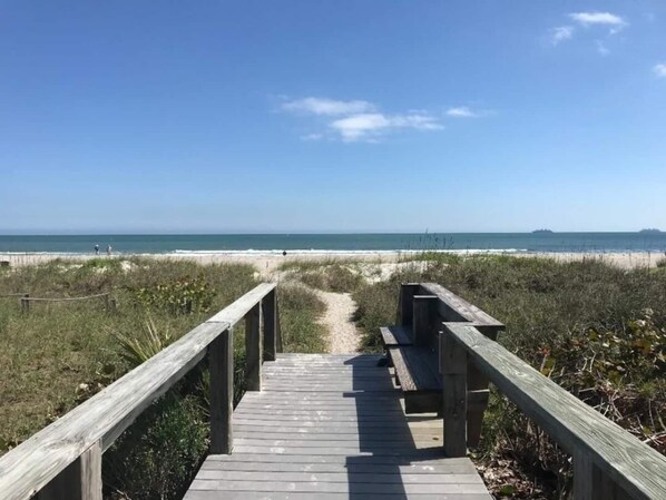 On the beach - Penthouse with ocean views steps to private beach in a gated community (Cape Canaveral)